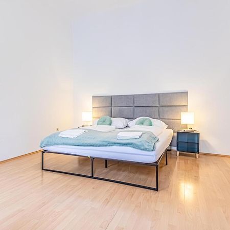 City-Linked 2Br Apartment Near Wiener Stadthalle Viena Exterior foto