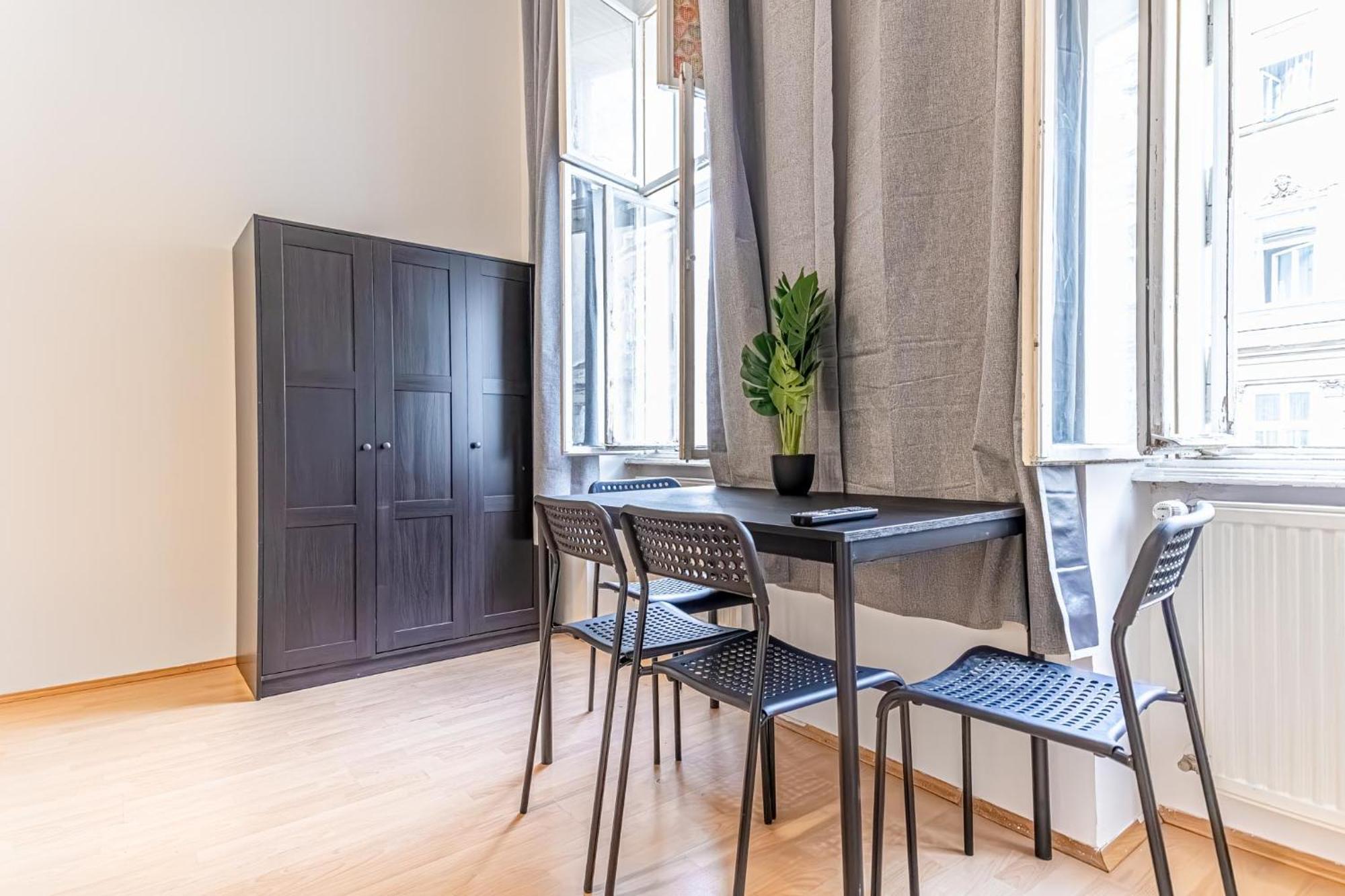 City-Linked 2Br Apartment Near Wiener Stadthalle Viena Exterior foto