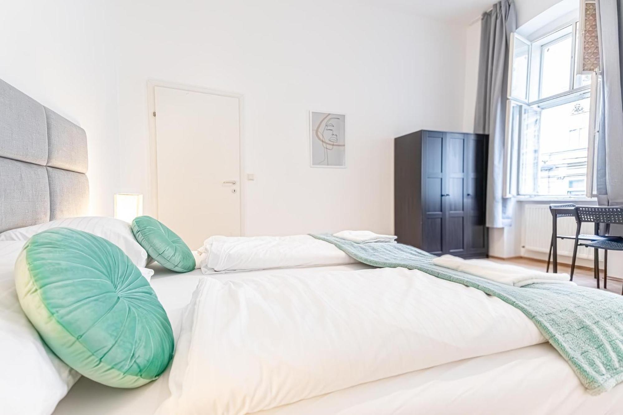 City-Linked 2Br Apartment Near Wiener Stadthalle Viena Exterior foto