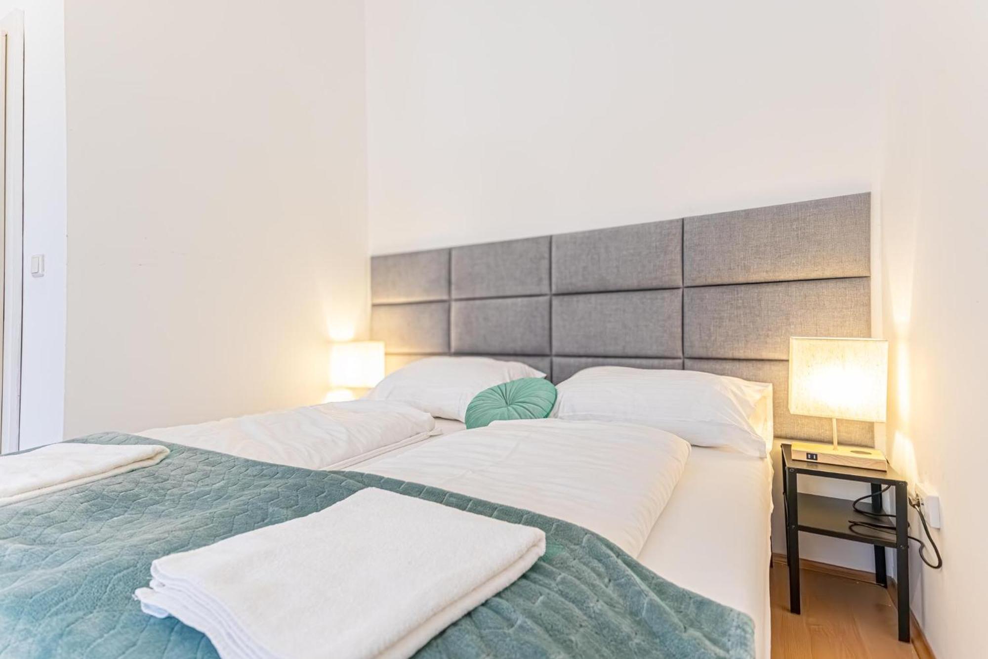City-Linked 2Br Apartment Near Wiener Stadthalle Viena Exterior foto