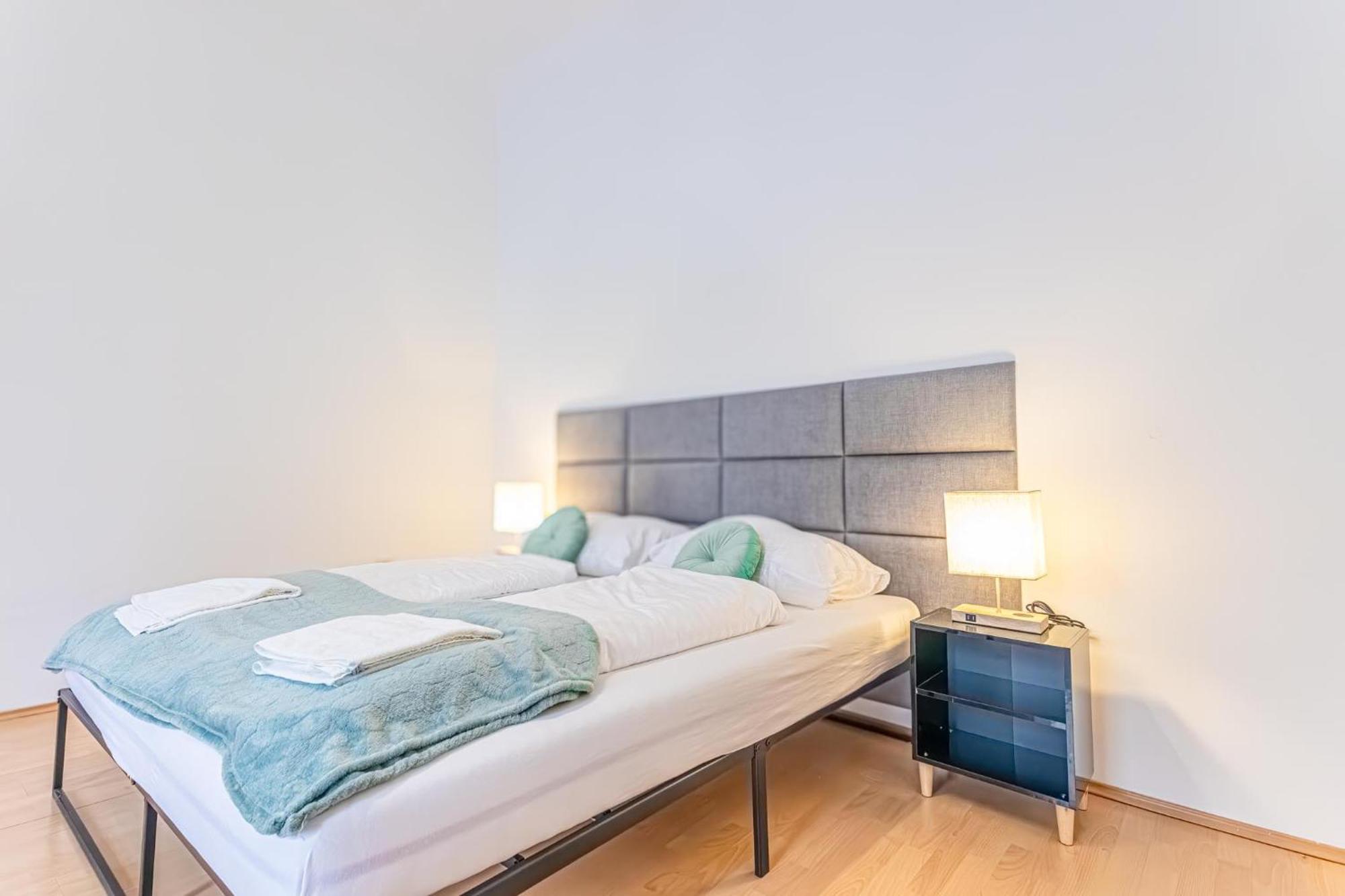 City-Linked 2Br Apartment Near Wiener Stadthalle Viena Exterior foto