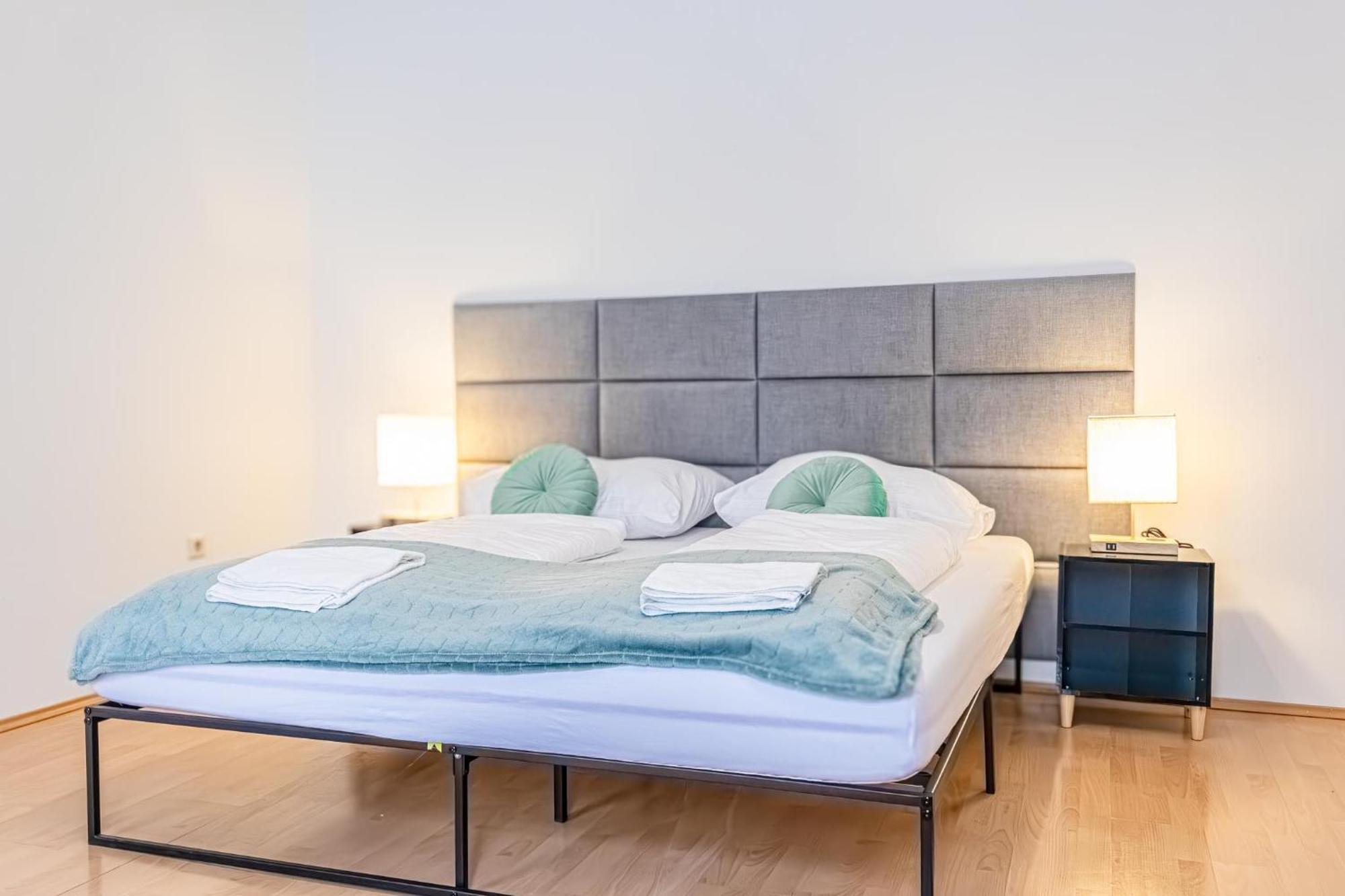 City-Linked 2Br Apartment Near Wiener Stadthalle Viena Exterior foto